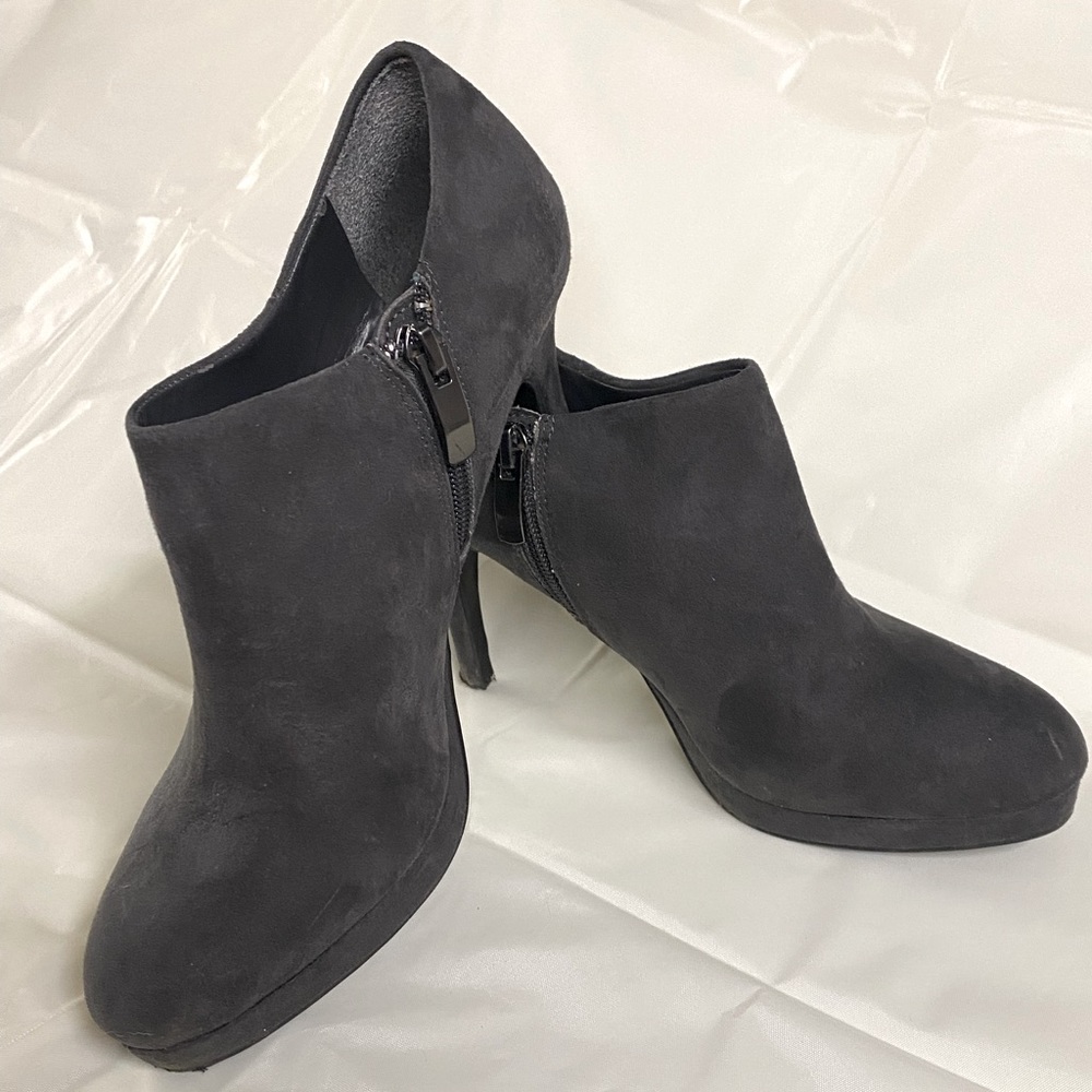Ladies size 7 1/2 suede zip up ankle boots